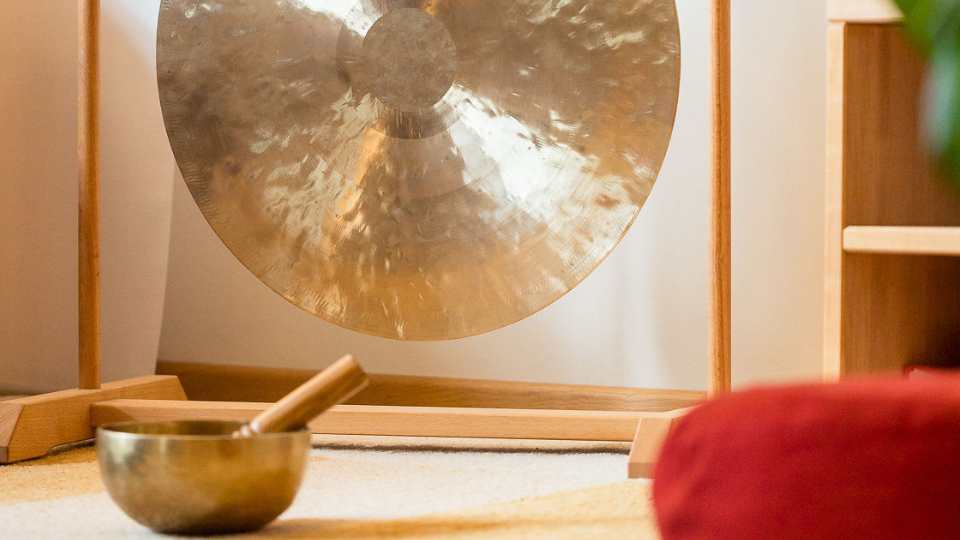 Haus reinigen mit Fen-Gong und Klangschale